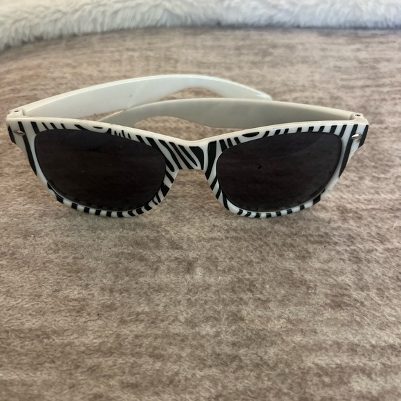 Source Unknown Accessories - Wayfarer Adult Black and White Zebra Frame Black Lens Sunglasses New